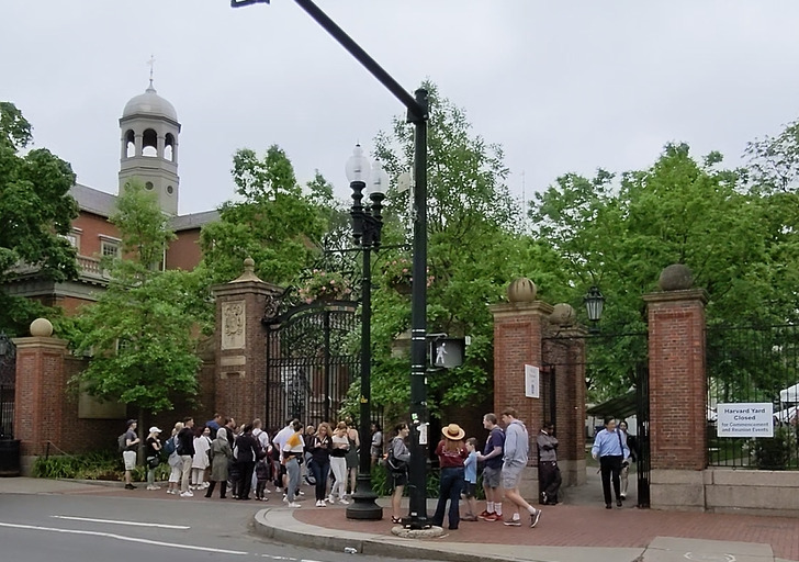 ハーバード大学の門