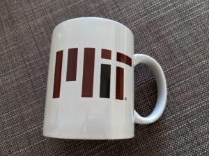 MITのロゴマグカップ